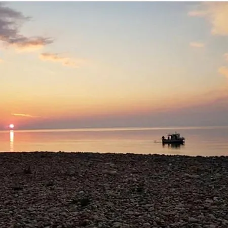 דירה Window On The Sea סנטו סטפאנו די קמאסטרה