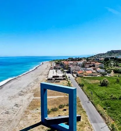 Window On The Sea * סנטו סטפאנו די קמאסטרה