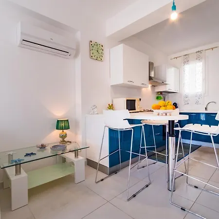 Window On The Sea * סנטו סטפאנו די קמאסטרה